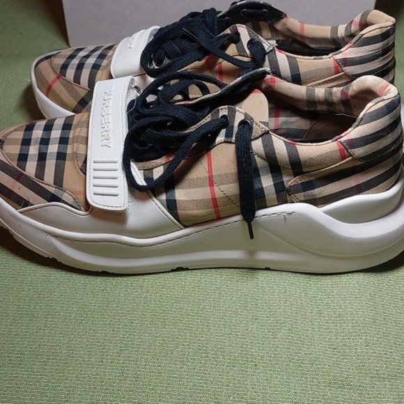 Authentic BURBERRY Low Top Sneaker Size 45 eu - Picture 2 of 7